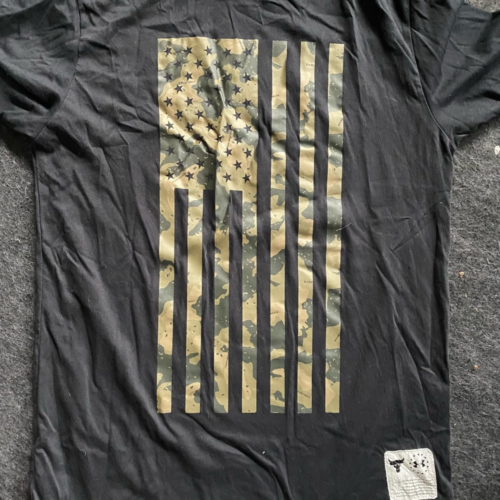 Under armour mens black tee
